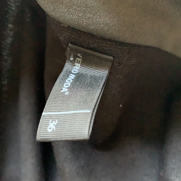 VERO MODA stretchable fabric pencil black skirt. Grey piping at waist. - Picture 6 of 9